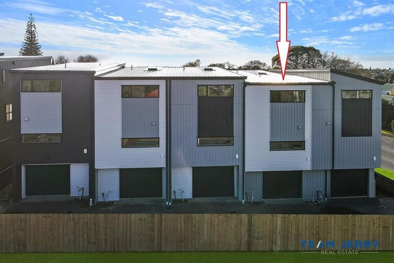 Photo of property in 2/26 Buscomb Avenue, Henderson, Auckland, 0610