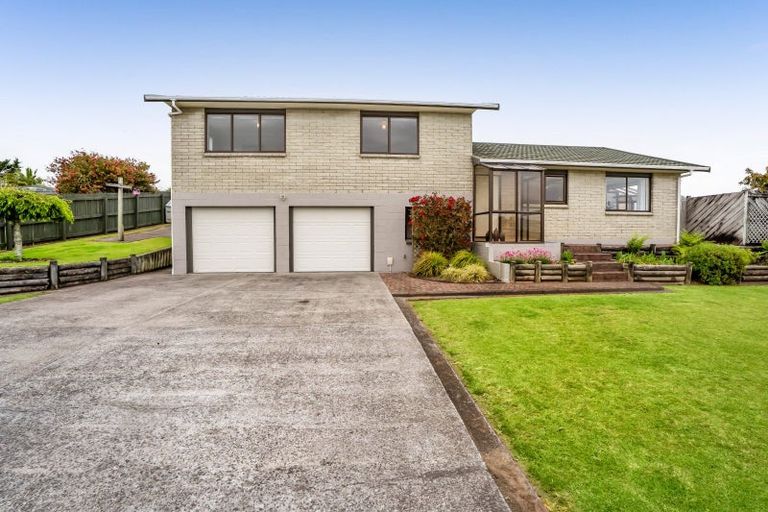 Photo of property in 17 Caledonia Place, Highlands Park, New Plymouth, 4312