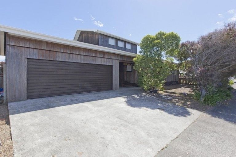 Photo of property in 26 Reeves Street, Waikanae Beach, Waikanae, 5036