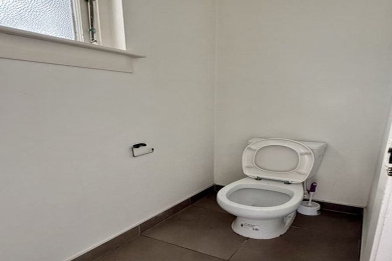 Photo of property in 98 Endeavour Street, Lyall Bay, Wellington, 6022