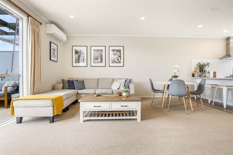 Photo of property in 9s Clearwater Cove, West Harbour, Auckland, 0618