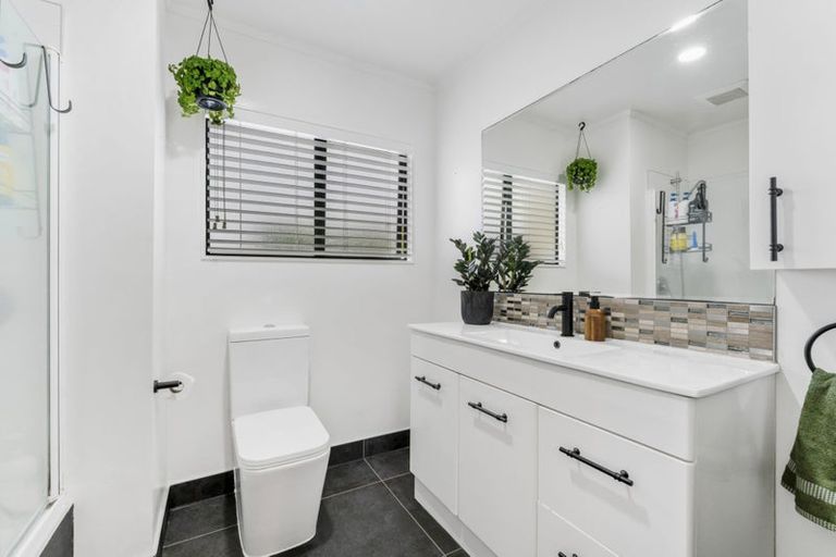 Photo of property in 2/22 Merton Avenue, Glenfield, Auckland, 0627