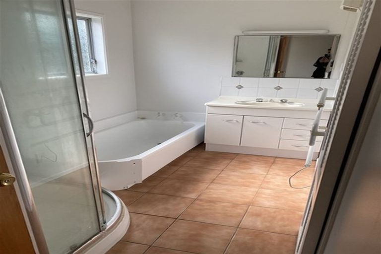 Photo of property in 4 Tadley Court, Goodwood Heights, Auckland, 2105