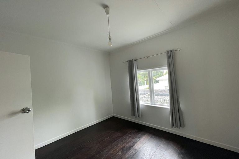 Photo of property in 155 Glenfield Road, Hillcrest, Auckland, 0626