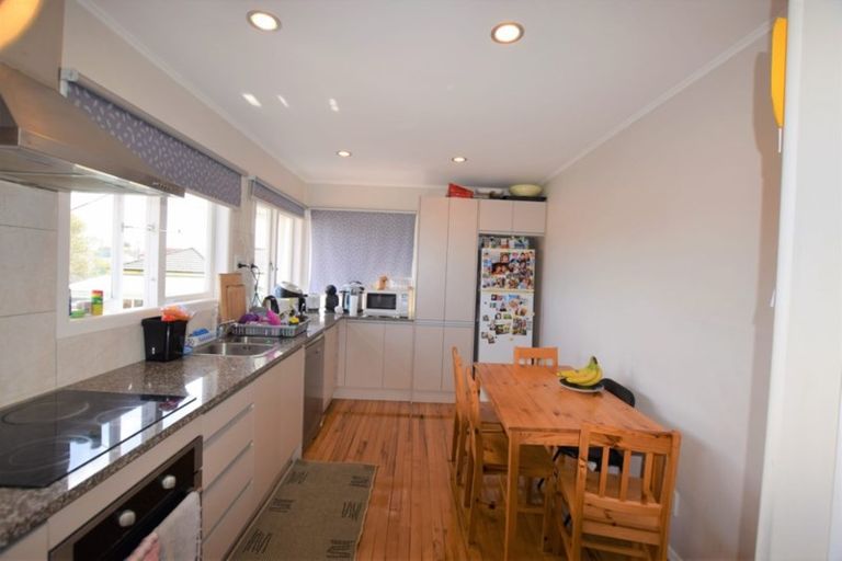 Photo of property in 25 Kirrie Avenue, Te Atatu South, Auckland, 0610