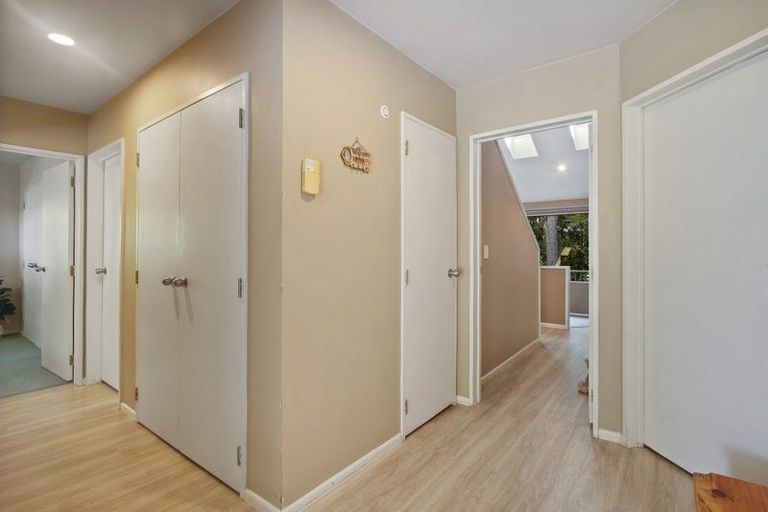 Photo of property in 16a Kingsclere Place, Goodwood Heights, Auckland, 2105