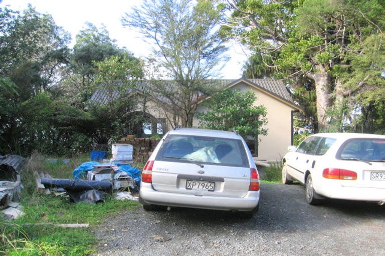 Property details for 64 Kauri Point Road, Laingholm, Auckland, 0604