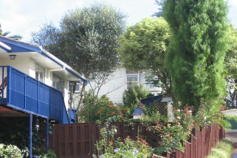 Photo of property in 25 Staincross Street, Green Bay, Auckland, 0604