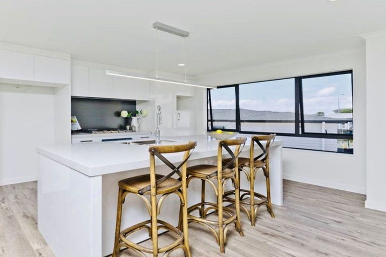 Photo of property in 15 Para Close, Fairview Heights, Auckland, 0632