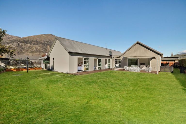Photo of property in 11 Haddow's Place, Lake Hayes, Queenstown, 9304