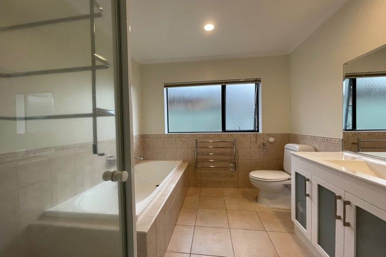 Photo of property in 16 Middlefield Drive, East Tamaki Heights, Auckland, 2016