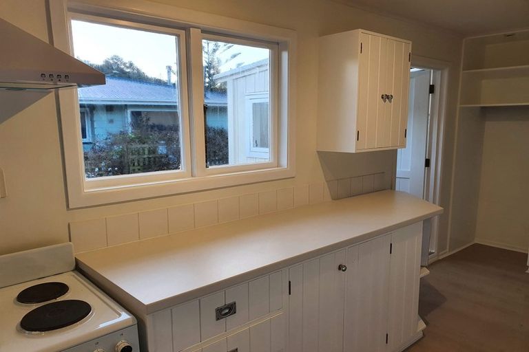 Photo of property in 21 Glanmire Road, Newlands, Wellington, 6037