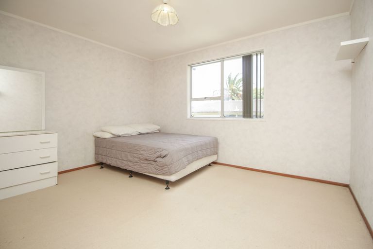 Photo of property in 34 Arlette Place, Massey, Auckland, 0614