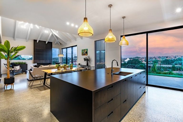 Photo of property in 11 Laguna Place, Matakatia, Whangaparaoa, 0930