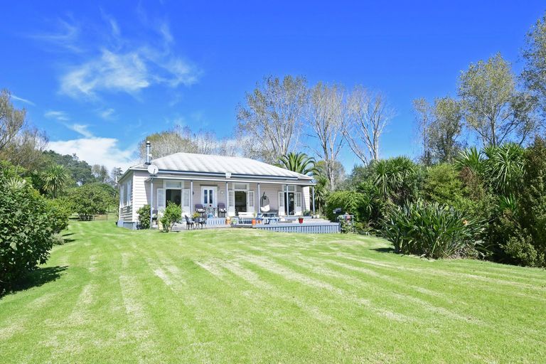 Photo of property in 10 Rangiora Road, Kaiwaka, 0573