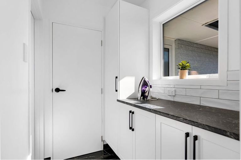 Photo of property in 2/320 Memorial Avenue, Burnside, Christchurch, 8053