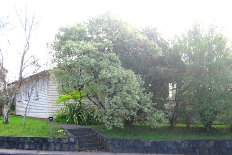Photo of property in 37 Waimumu Road, Massey, Auckland, 0614
