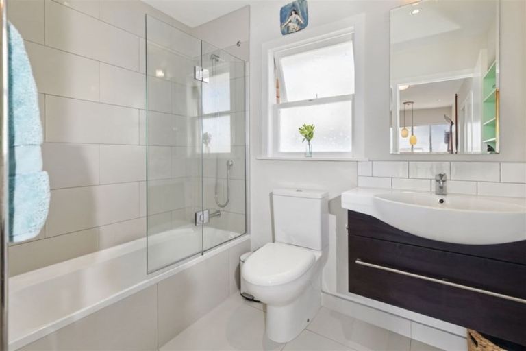 Photo of property in 1/5 Moana Avenue, Belmont, Auckland, 0622