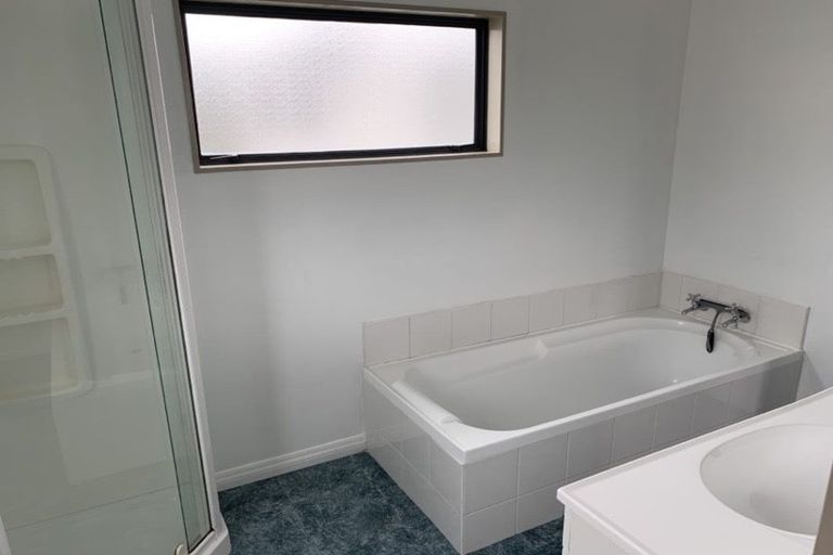 Photo of property in 82a Stewart Drive, Newlands, Wellington, 6037