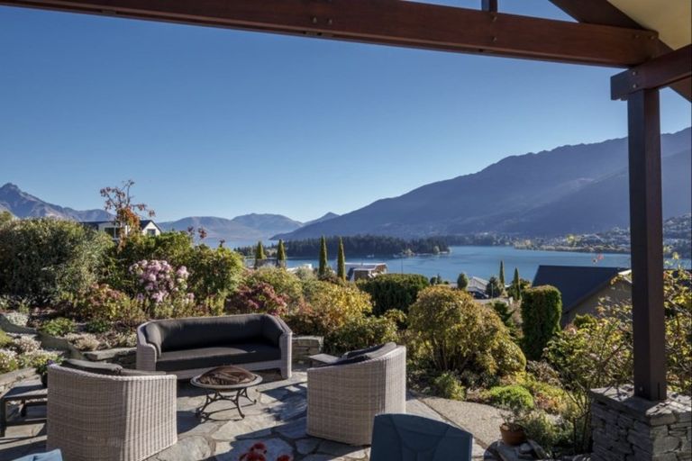 Photo of property in 5 Milward Place, Kelvin Heights, Queenstown, 9300