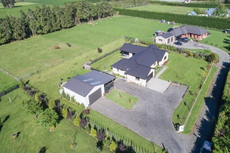 Photo of property in 398a Tararua Road, Levin, 5571