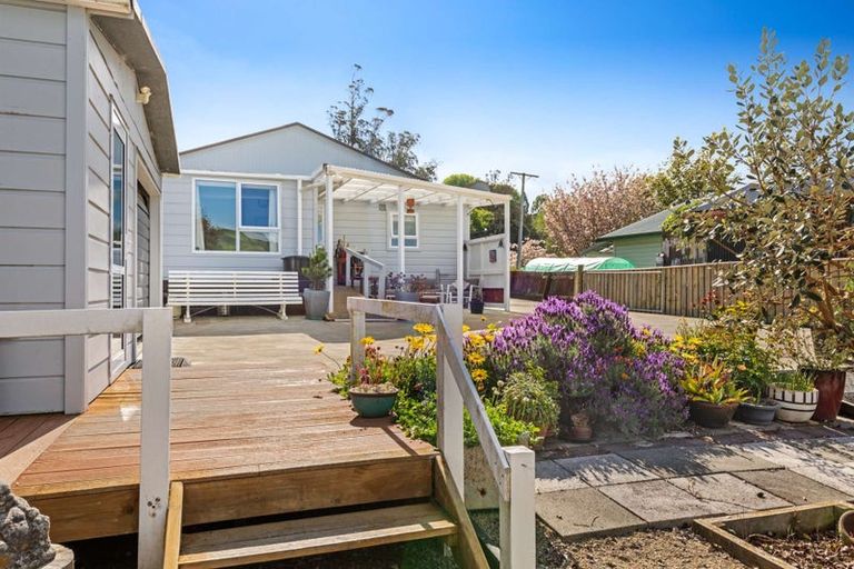Photo of property in 8 Paraekaretu Street, Hunterville, 4730