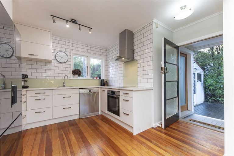 Photo of property in 5 Grovelands Way, Titirangi, Auckland, 0604