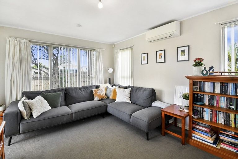 Photo of property in 1 Hobart Crescent, Wattle Downs, Auckland, 2103