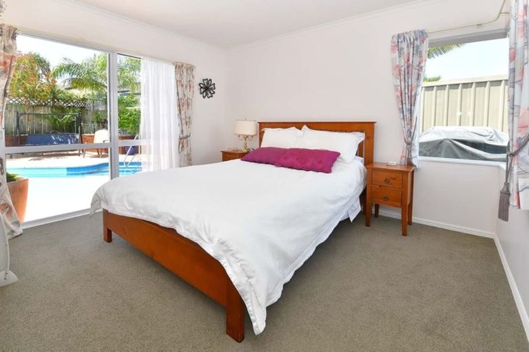 Photo of property in 52 Settlers Grove, Orewa, 0931