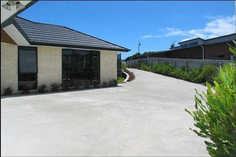 Photo of property in 12 Greenstone Place, Aotea, Porirua, 5024
