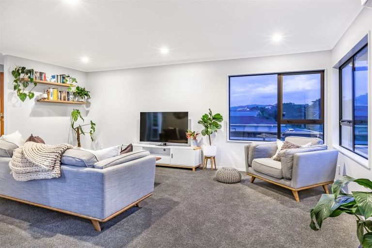 Photo of property in 10 Albatross Close, Whitby, Porirua, 5024