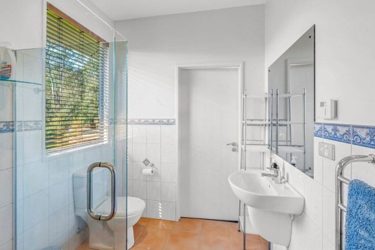 Photo of property in 15a Te Papa Road, Kawakawa Bay, 2585