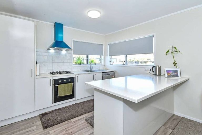 Photo of property in 2/3 Secretariat Place, Randwick Park, Auckland, 2105