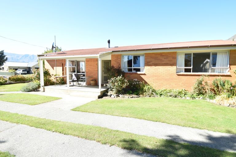 Photo of property in 16 Black Peak Road, Omarama, 9412