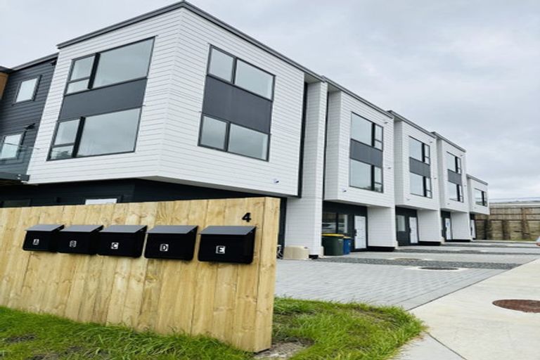 Photo of property in 4d Flaunty Place, West Harbour, Auckland, 0618