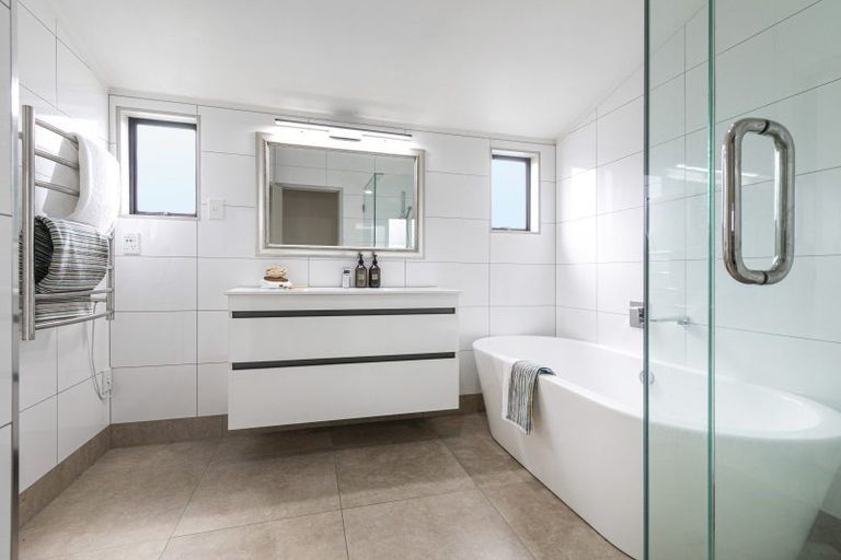 Photo of property in 33 Waipuia Place, Greenhithe, Auckland, 0632