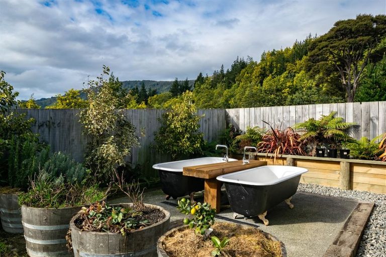 Photo of property in 112 Milton Terrace, Picton, 7220