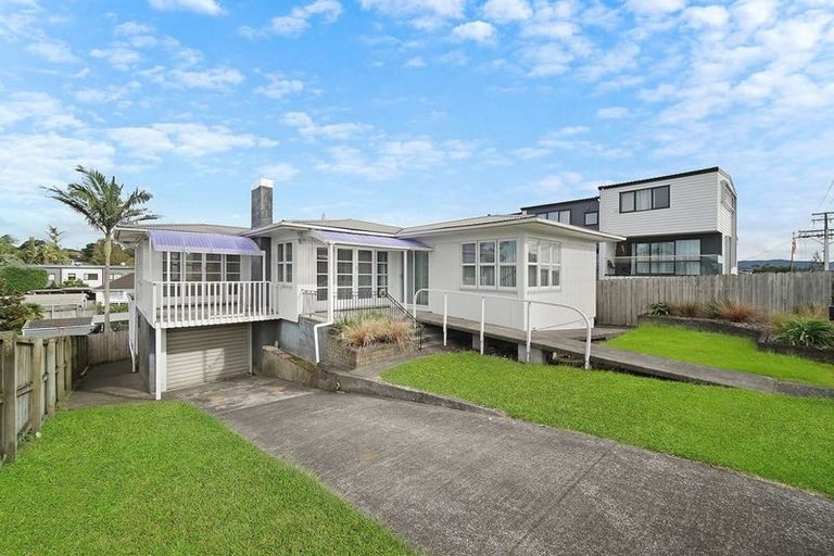 Photo of property in 16 Sylvan Crescent, Te Atatu South, Auckland, 0610