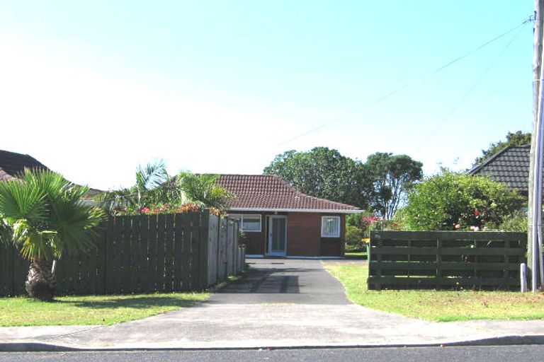 Photo of property in 2/23 Law Street, Torbay, Auckland, 0630