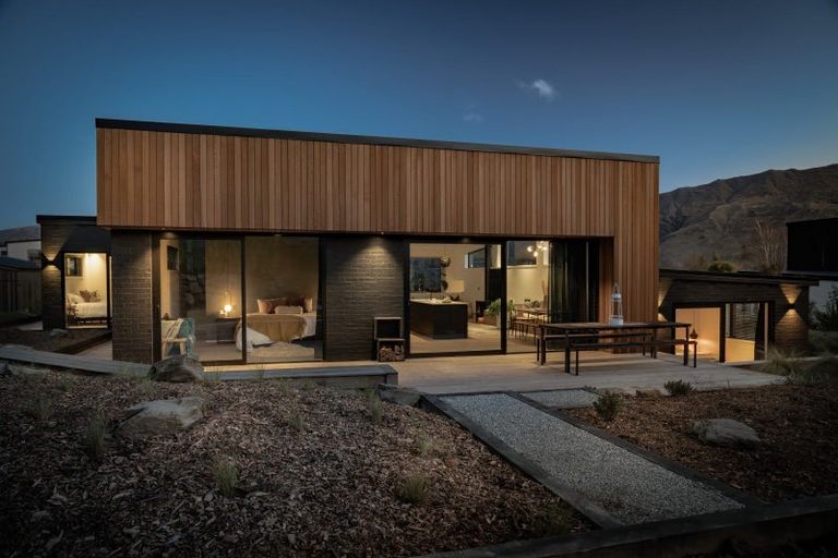 Photo of property in 17 Kapuka Lane, Wanaka, 9305