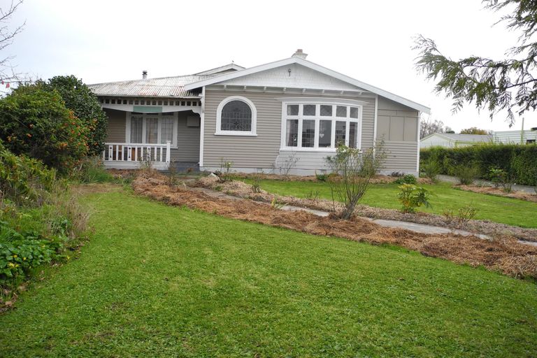 Photo of property in 22 Timaru Road, Waimate, 7924