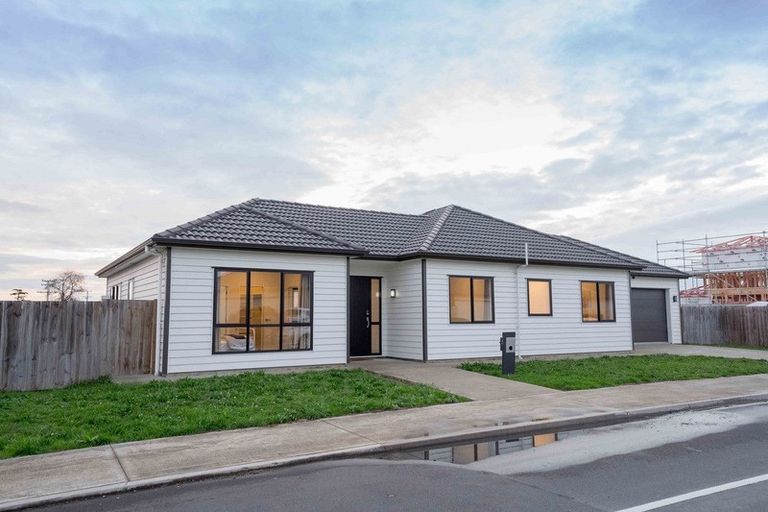 Photo of property in 2 Darley Way, Papakura, 2110