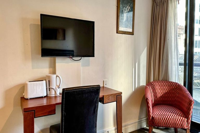 Photo of property in 6 Lancelot Road, Orewa, 0931