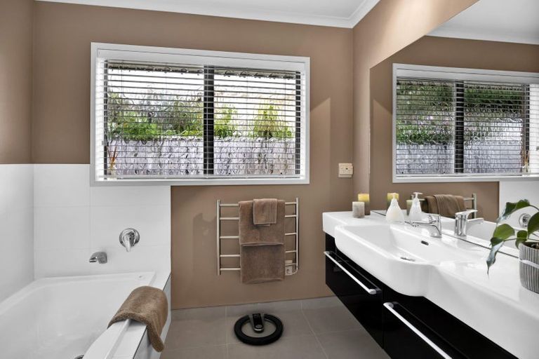 Photo of property in 3b Larsen Place, Merrilands, New Plymouth, 4312