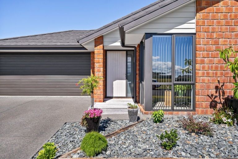 Photo of property in 20 Kowi Lakes Drive, One Tree Point, 0118