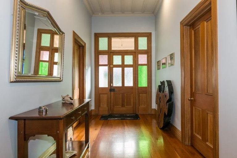 Photo of property in 6 Milton Road, Bluff Hill, Napier, 4110