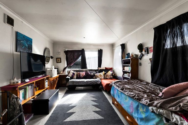 Photo of property in 93 Omata Road, Marfell, New Plymouth, 4310