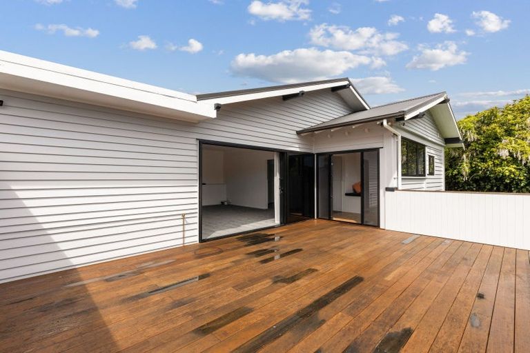 Photo of property in 30 Waiwaka Terrace, Strandon, New Plymouth, 4312