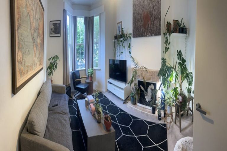 Photo of property in 25 Queen Street, Mount Victoria, Wellington, 6011