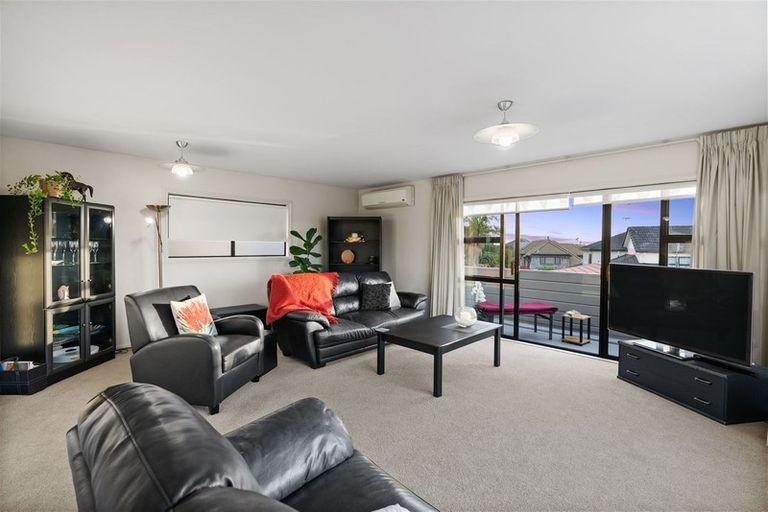 Photo of property in 2/12 Santa Monica Place, Goodwood Heights, Auckland, 2105